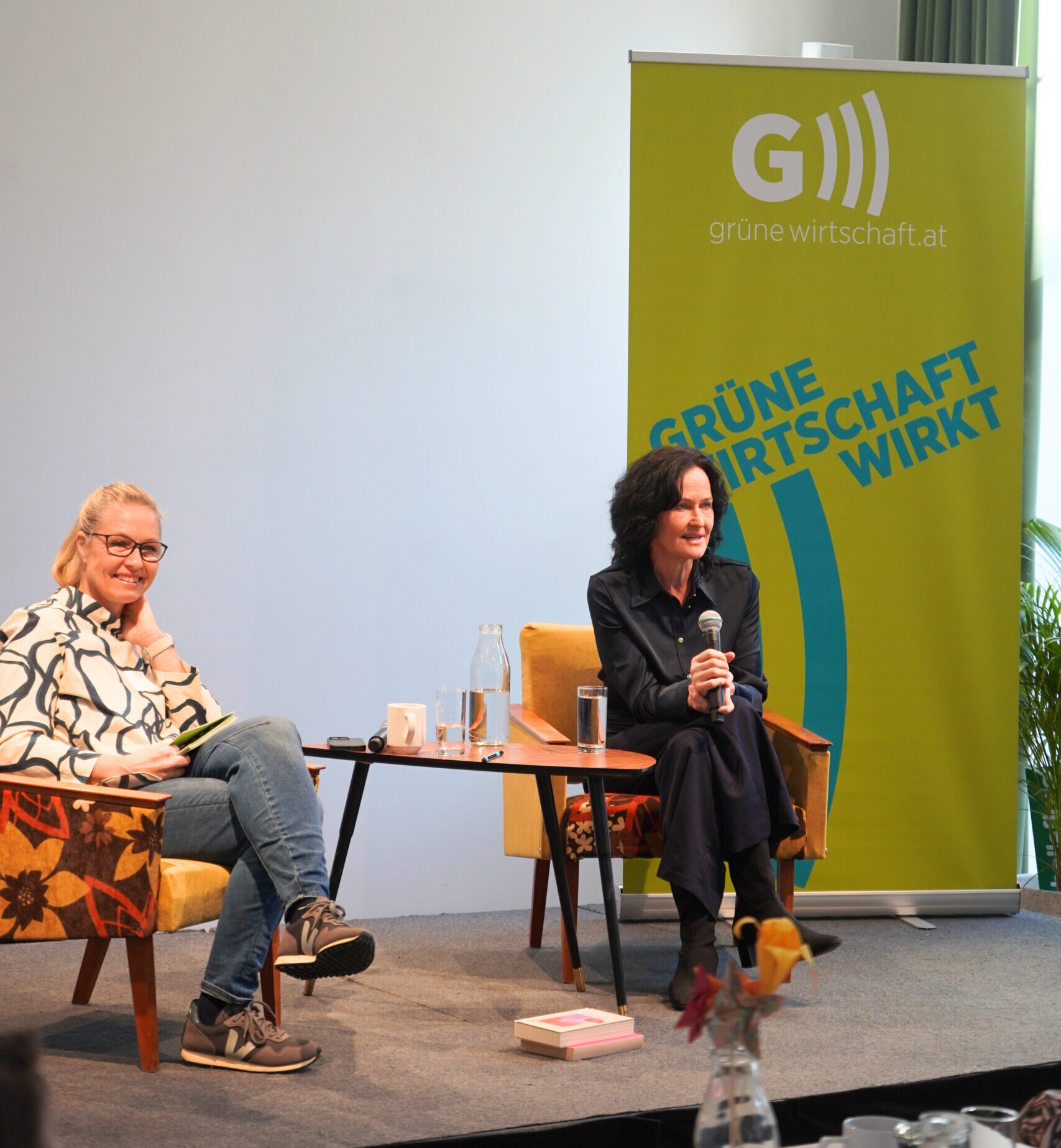 Eva Glawischnig und Alexandra Fiedler-Lehmann auf der Bühne der Blumenfabrik